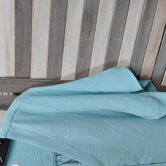 Elegant Loose Fit V-Neck Button-Up Blouse | 89th & Madison | M - Picture 3 of 9